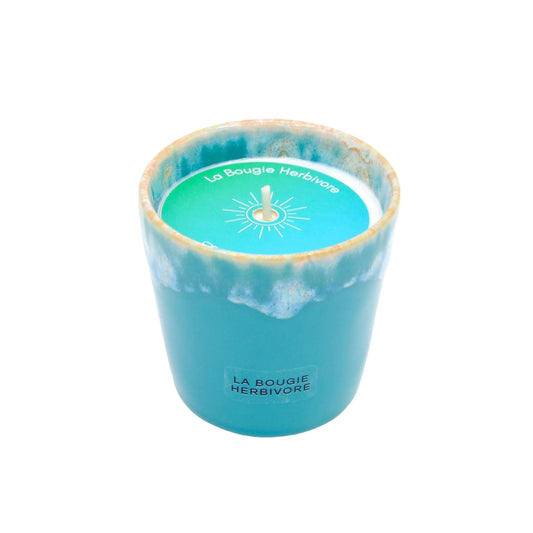 Bougie parfumée thé vert dans un pot turquoise de La Bougie Herbivore, idéale pour une ambiance zen