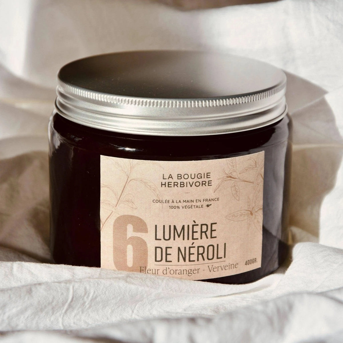 Bougie verveine fleur d'oranger de La Bougie Herbivore dans un pot 400g avec étiquette élégante