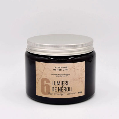 Bougie verveine fleur d'oranger La Bougie Herbivore dans un pot noir avec un couvercle argenté, 400g
