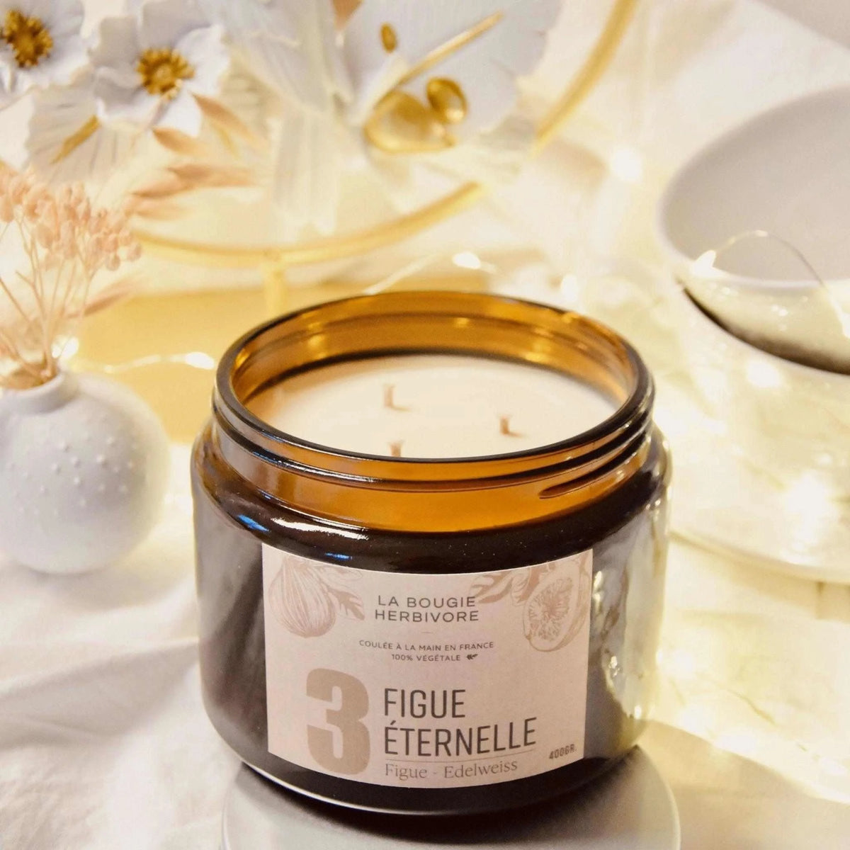 Bougie parfumée figue de La Bougie Herbivore avec un design élégant et une ambiance chaleureuse, made in France et artisanale