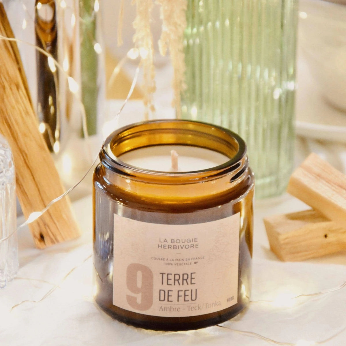 Bougie parfumée ambre teck de La Bougie Herbivore dans un élégant pot en verre, 90g