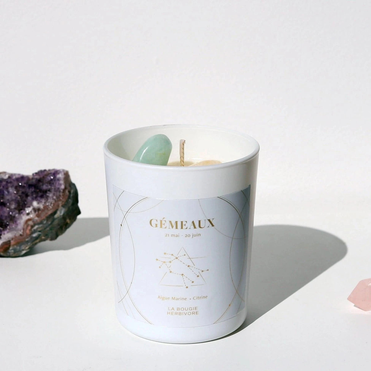 Bougie astrologique Gémeaux en pot blanc avec cristaux, parfum Aqua Marine, par La Bougie Herbivore