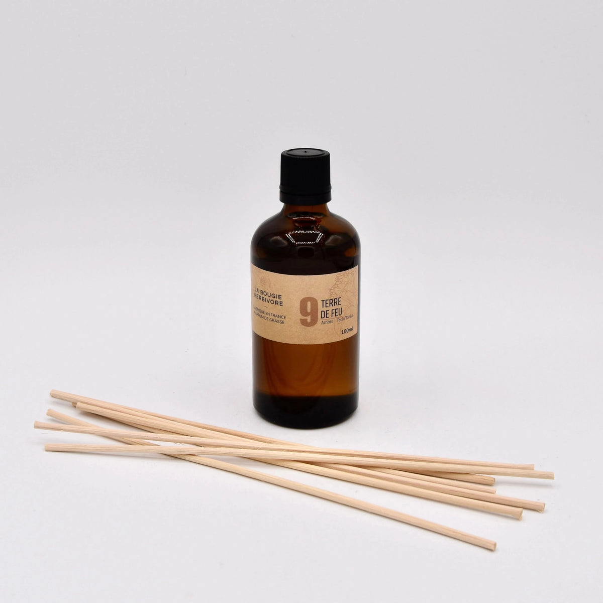 Diffuseur tonka made in France avec bâtonnets en bois pour une diffusion agréable de parfum