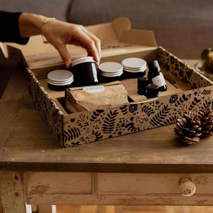 Kit bougies orientales avec divers parfums et accessoires dans un emballage écologique