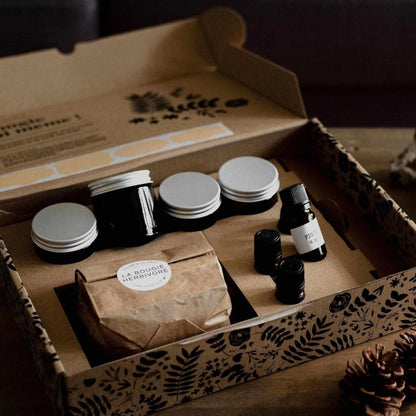 Kit bougies orientales de La Bougie Herbivore avec accessoires et huiles essentielles dans un bel emballage