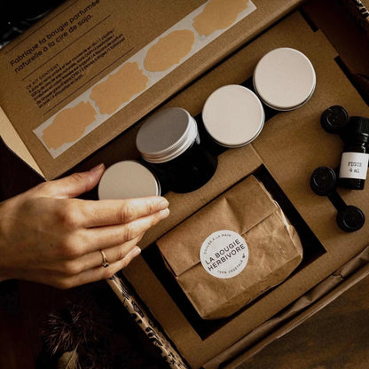 Kit fabrication bougie DIY de La Bougie Herbivore avec ingrédients et contenants pour créer des bougies parfumées