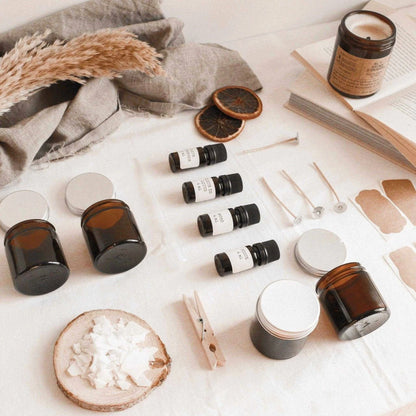 Kit fabrication bougie DIY de La Bougie Herbivore avec ingrédients et accessoires sur une table