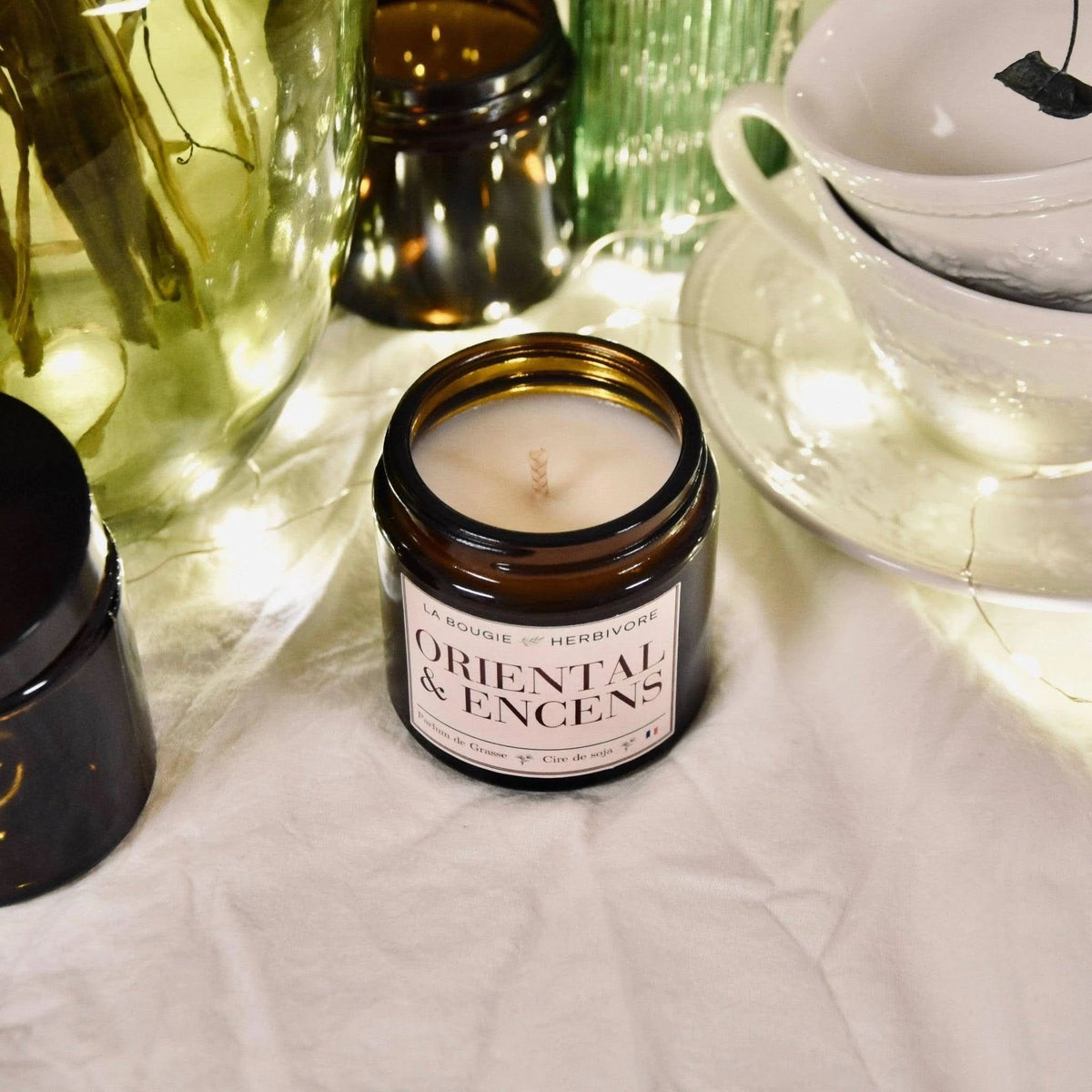 Bougie parfumée orientale La Bougie Herbivore avec parfum captivant dans un récipient en verre élégant