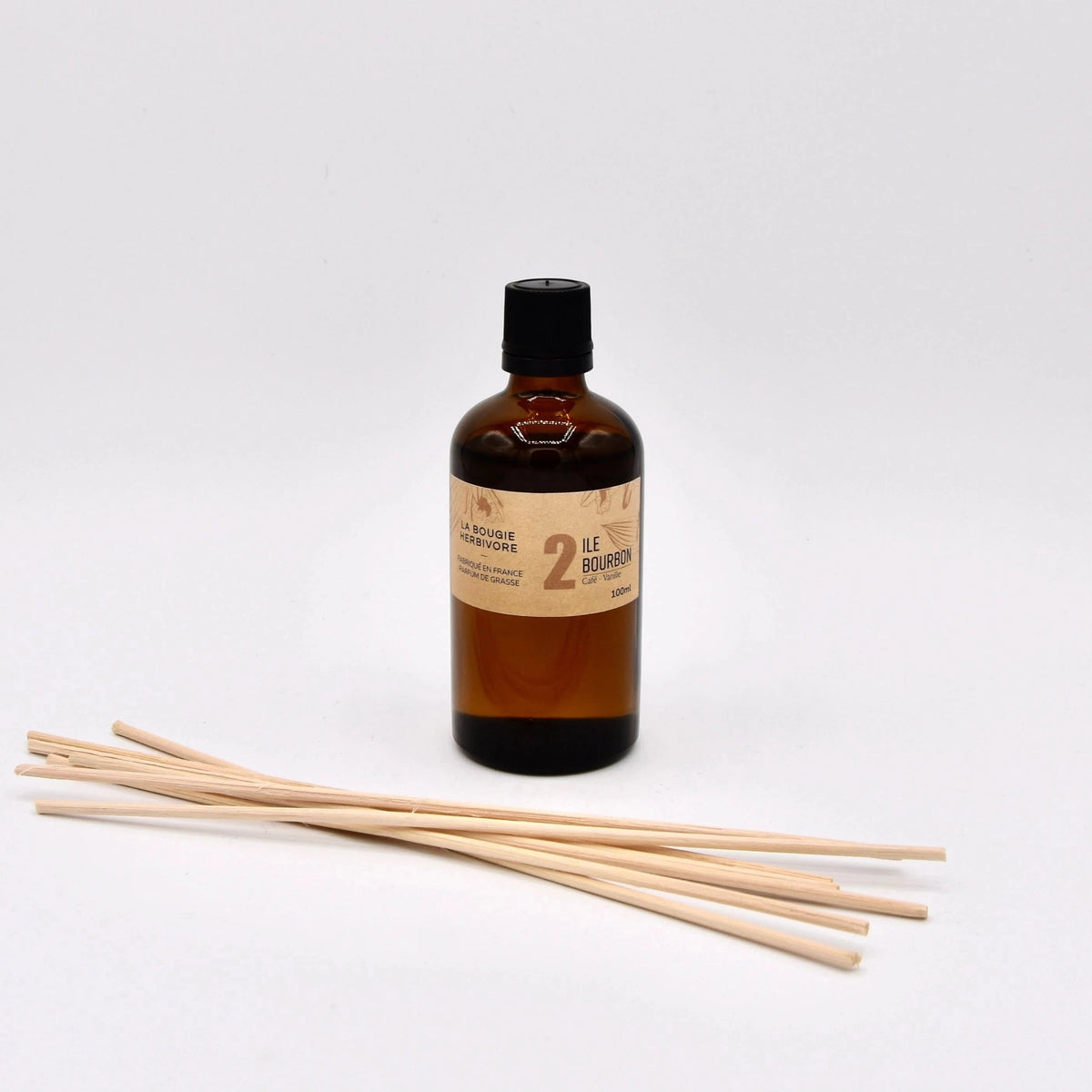 Diffuseur parfum café vanille de La Bougie Herbivore avec tiges en bois pour une ambiance réconfortante